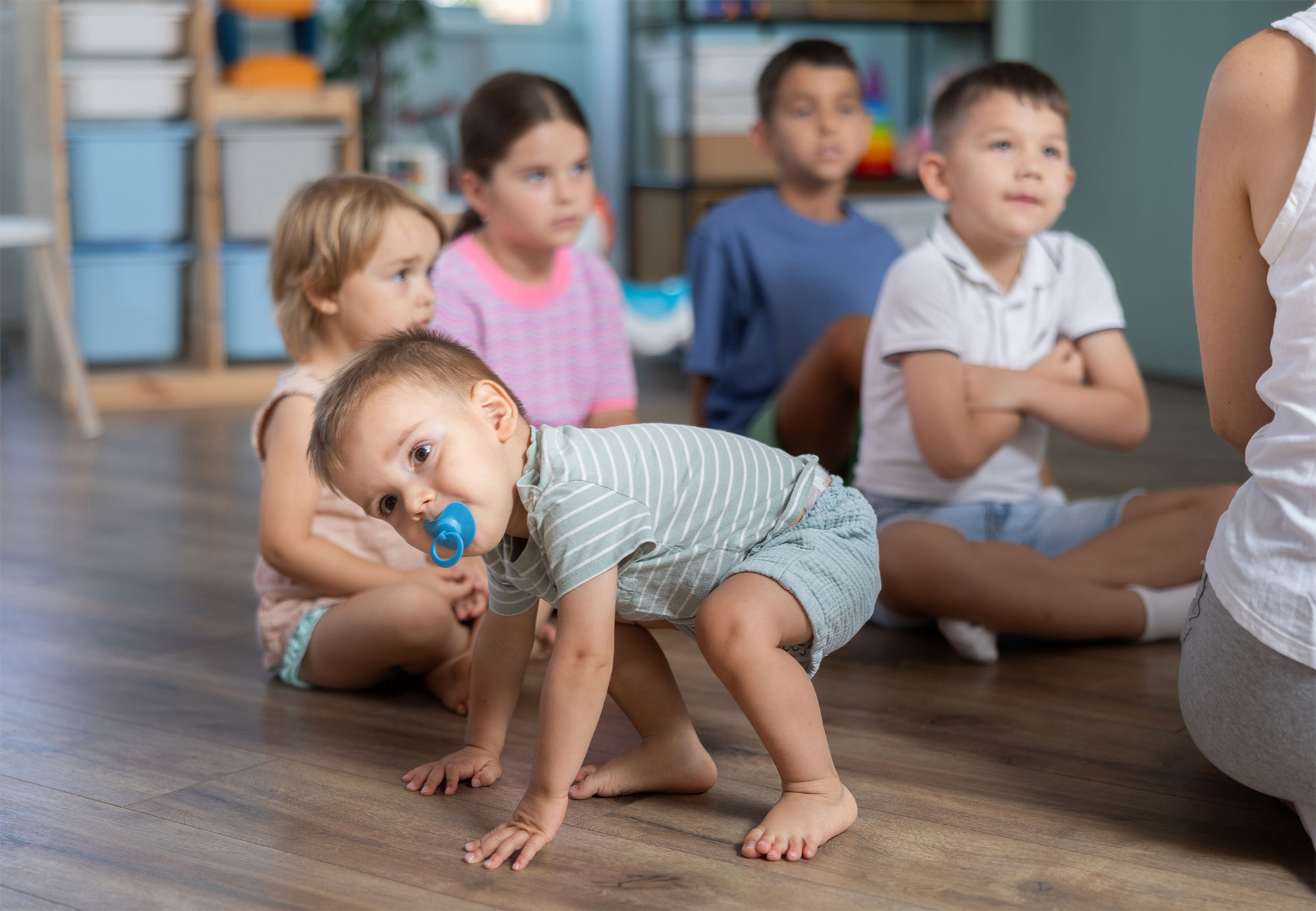 Minis Kurs, welches der Trainerin aufmerksam zuhört.