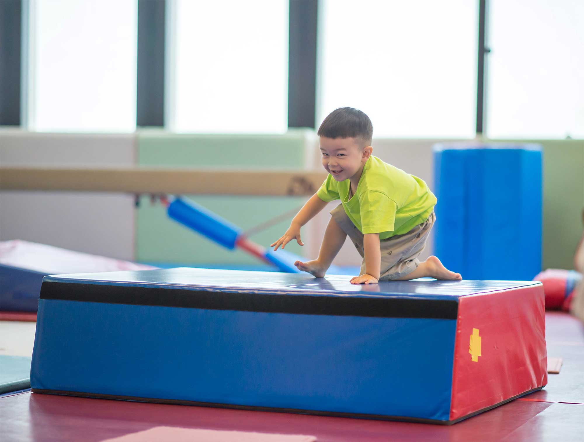 Junge_klettert_auf_Gymnastikmatte